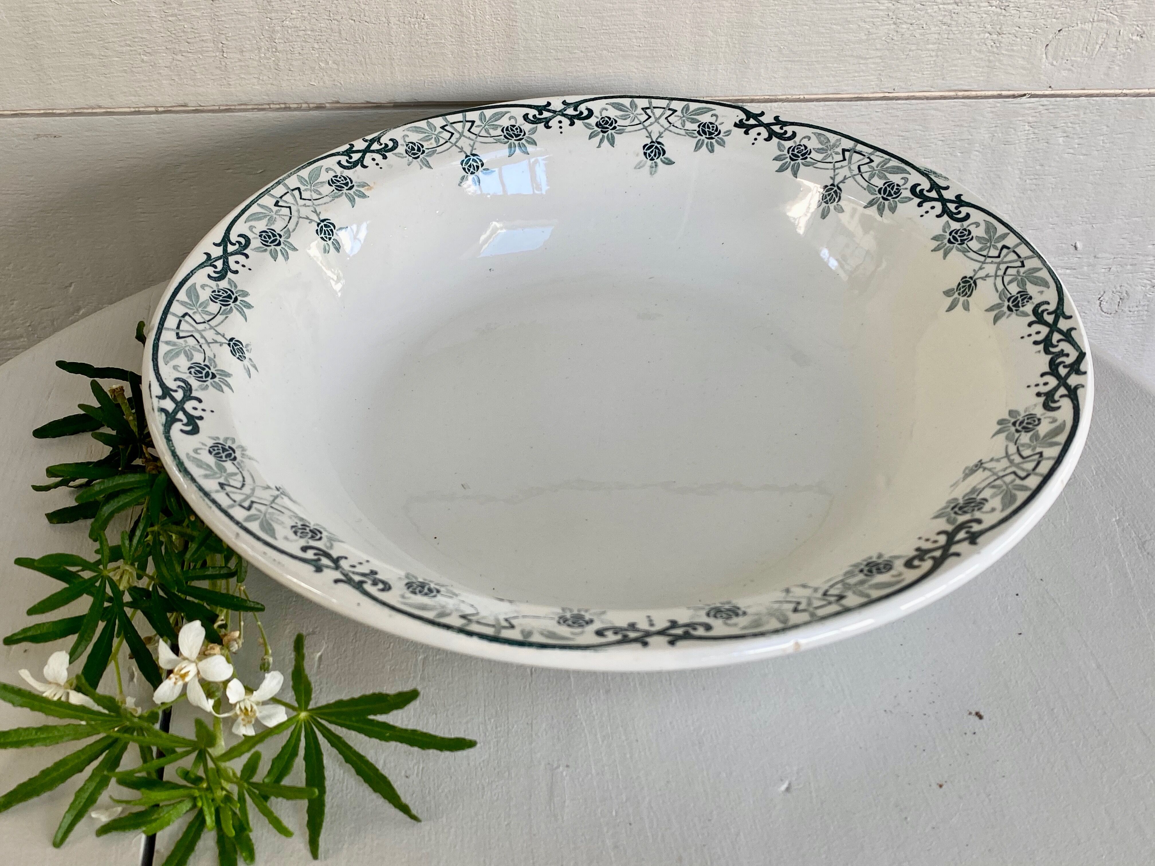 Flat hollow earthenware of St Amand