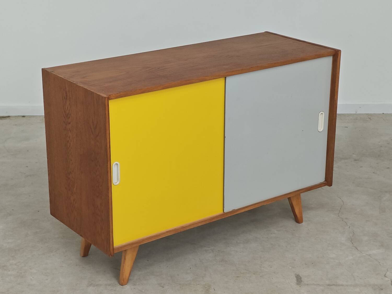 Buffet U-452 jaune et gris par Jiri Jiroutek pour Interier Praha 1960