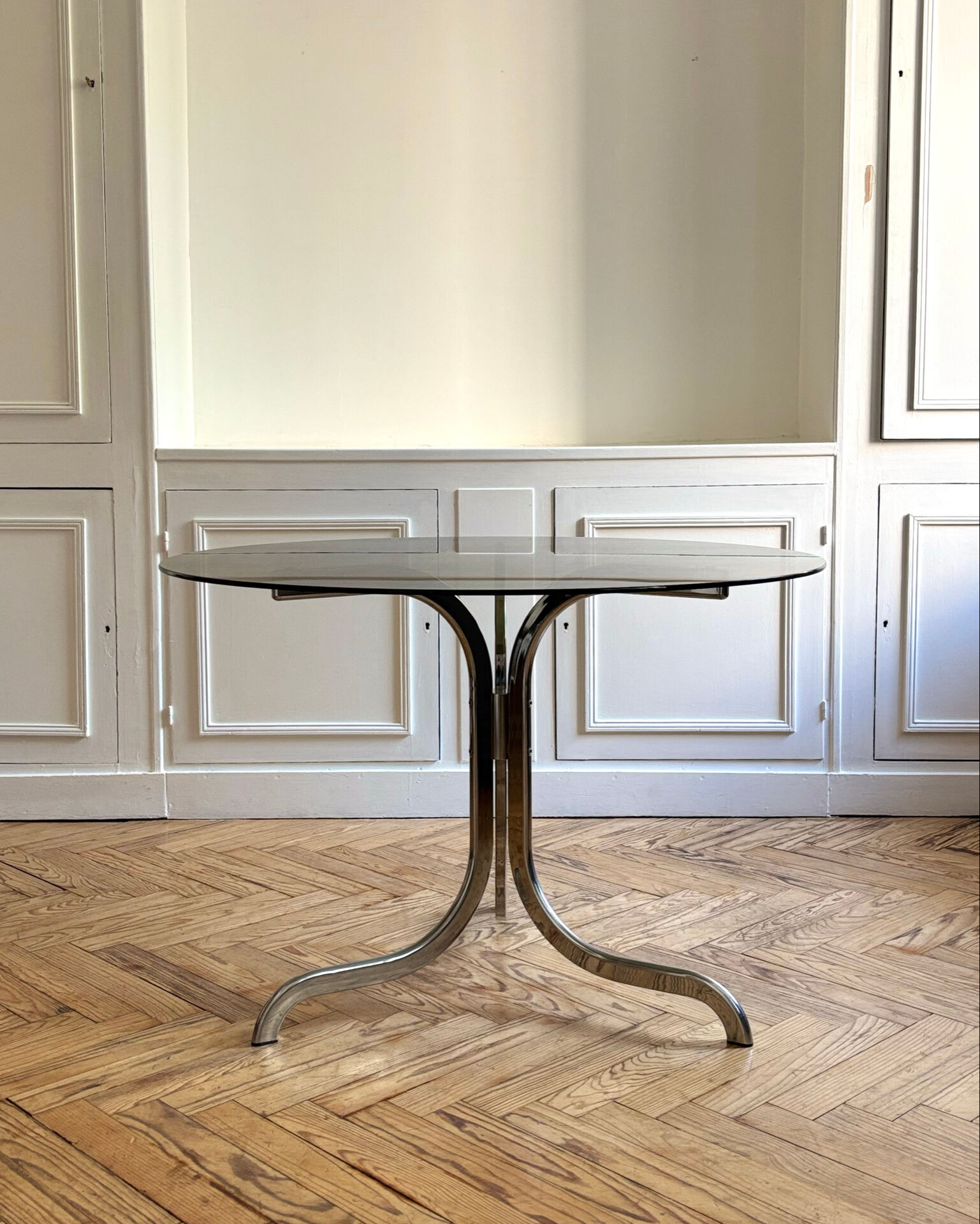 Table ronde en verre fumé et chrome