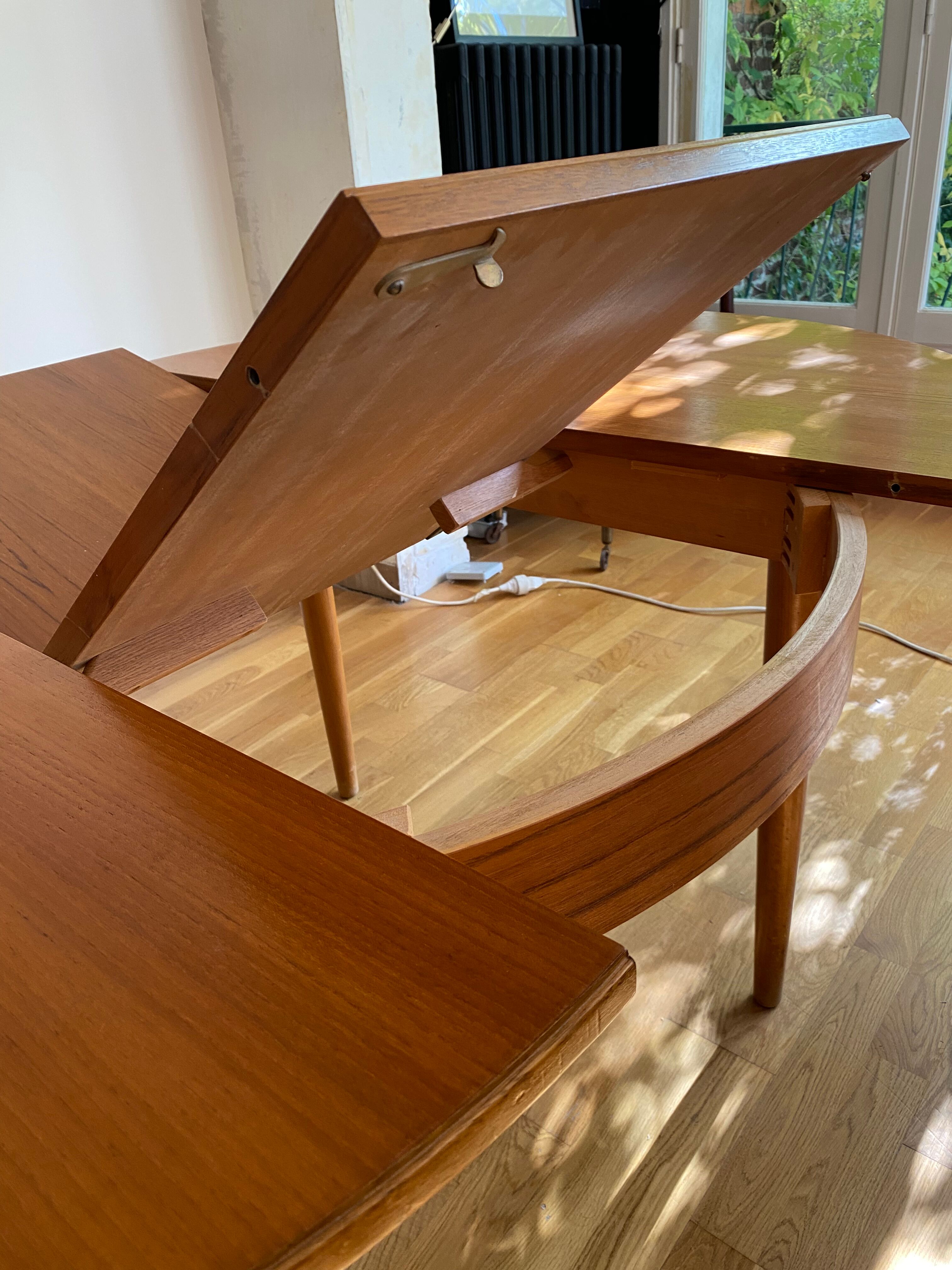 Extendable teak round table