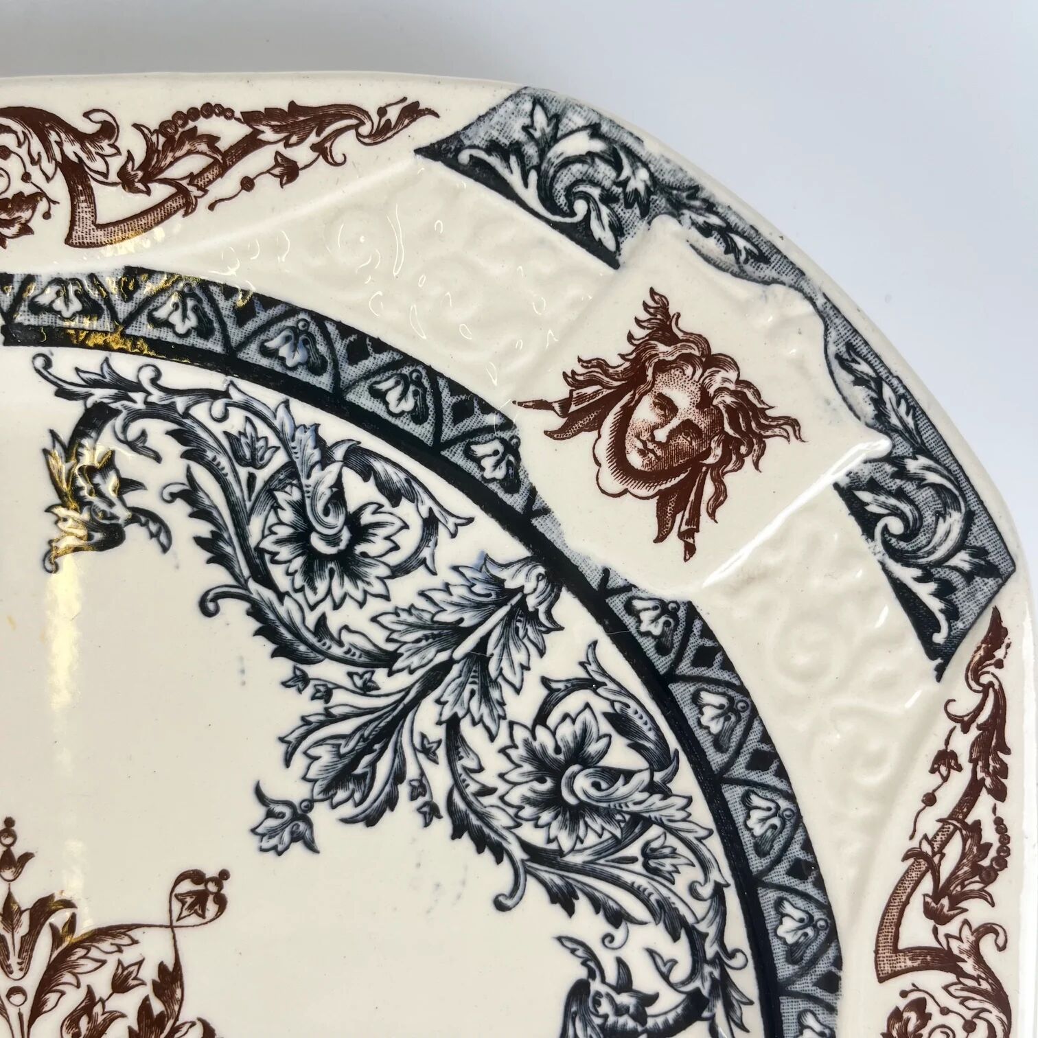 Square plate / Longchamp dish model "Diane", polychrome earthenware, late 19th century.