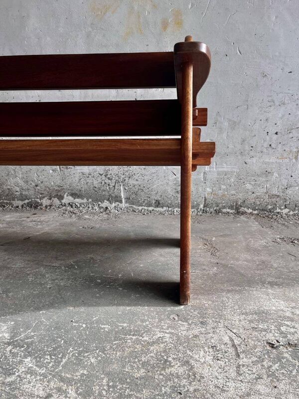 Banc 3 places brutaliste en bois massif brun foncé — siège sculptural du milieu du siècle (années 1960/70)