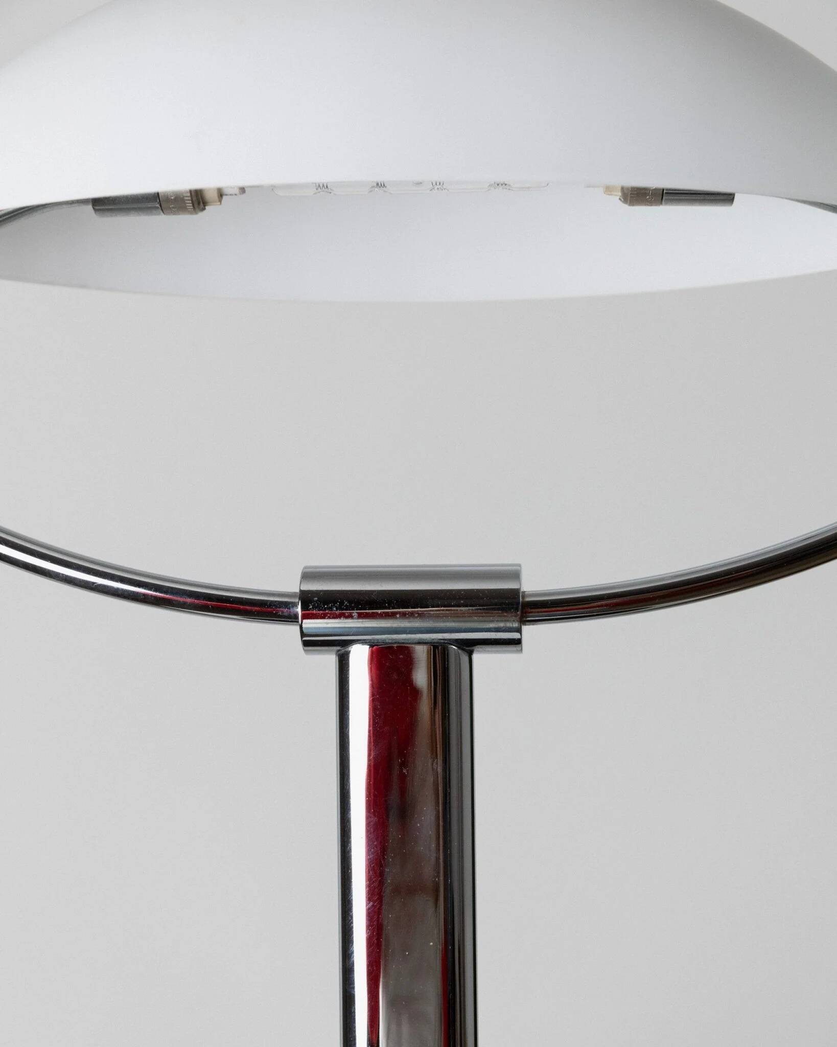 Lampe vintage en verre de Murano avec abat-jour en verre dépoli blanc et base de bureau en chrome, design italien des années 1970 inspiré de l'ère spatiale.
