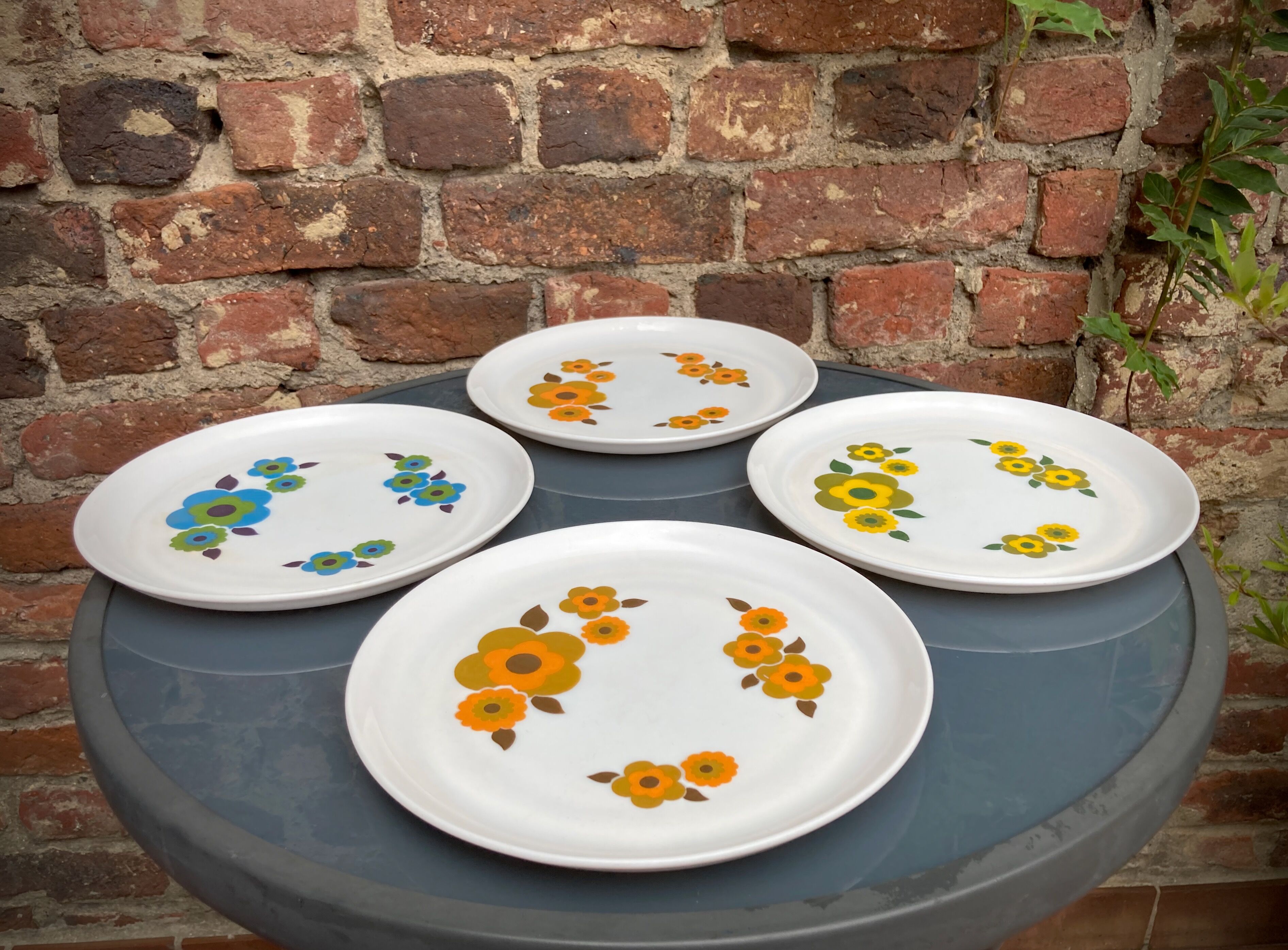 Lotus arcopal 4 vintage plates