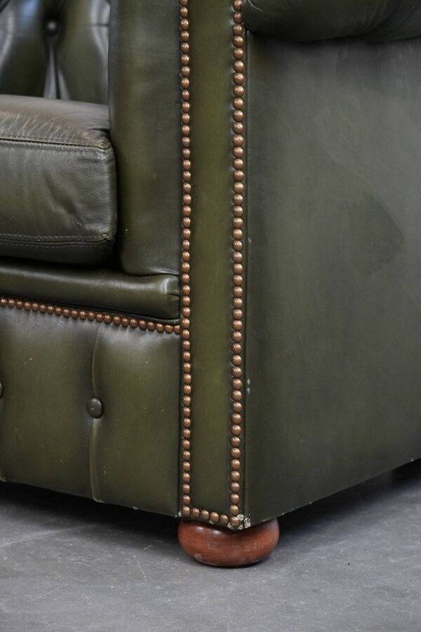 Magnifique fauteuil club en cuir de vachette verte de style anglais.