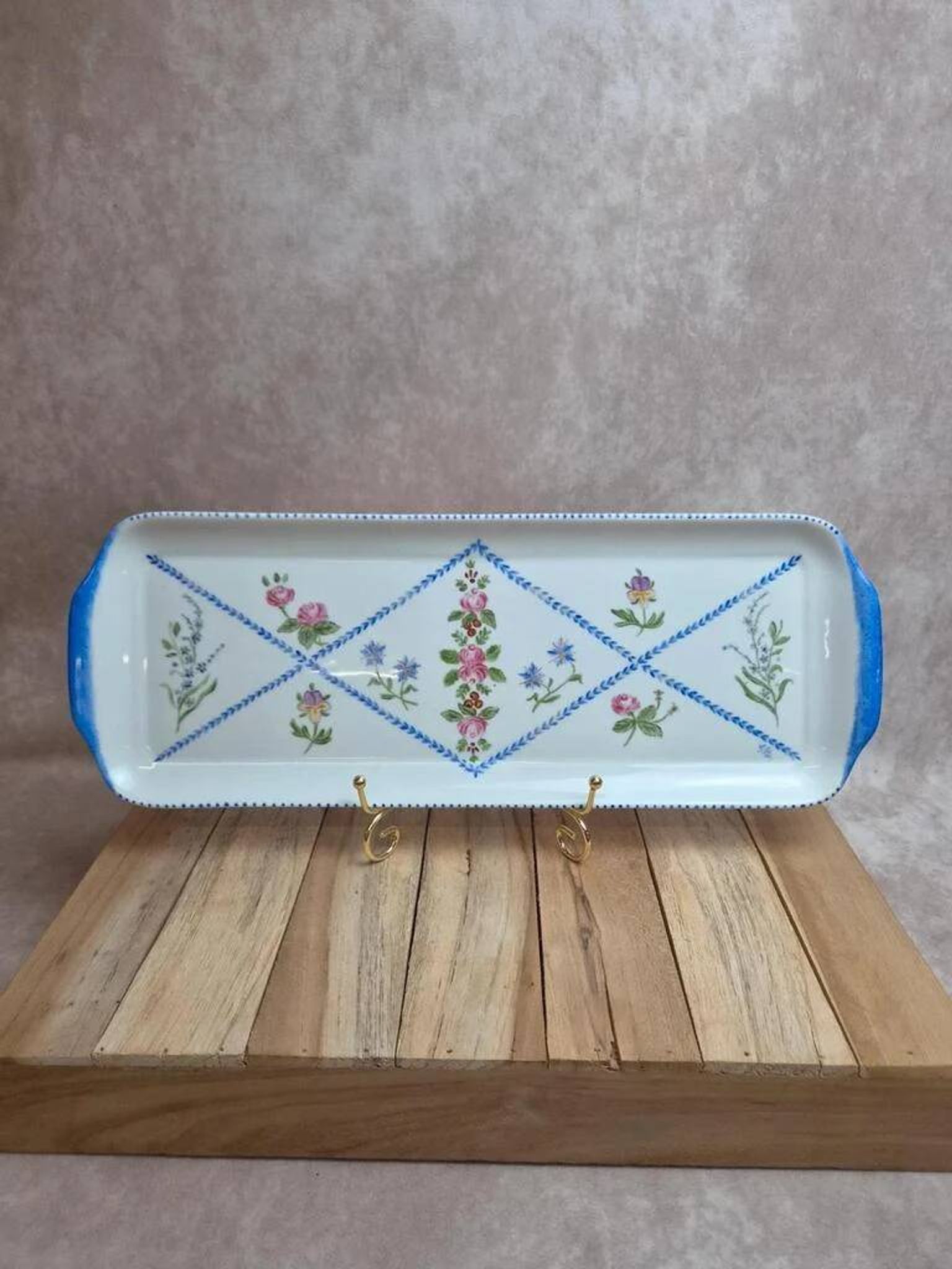 Large Limoges porcelain cake plate, hand-painted and signed – floral decoration.