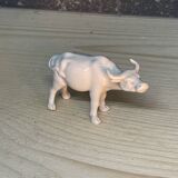 Petit taureau en porcelaine