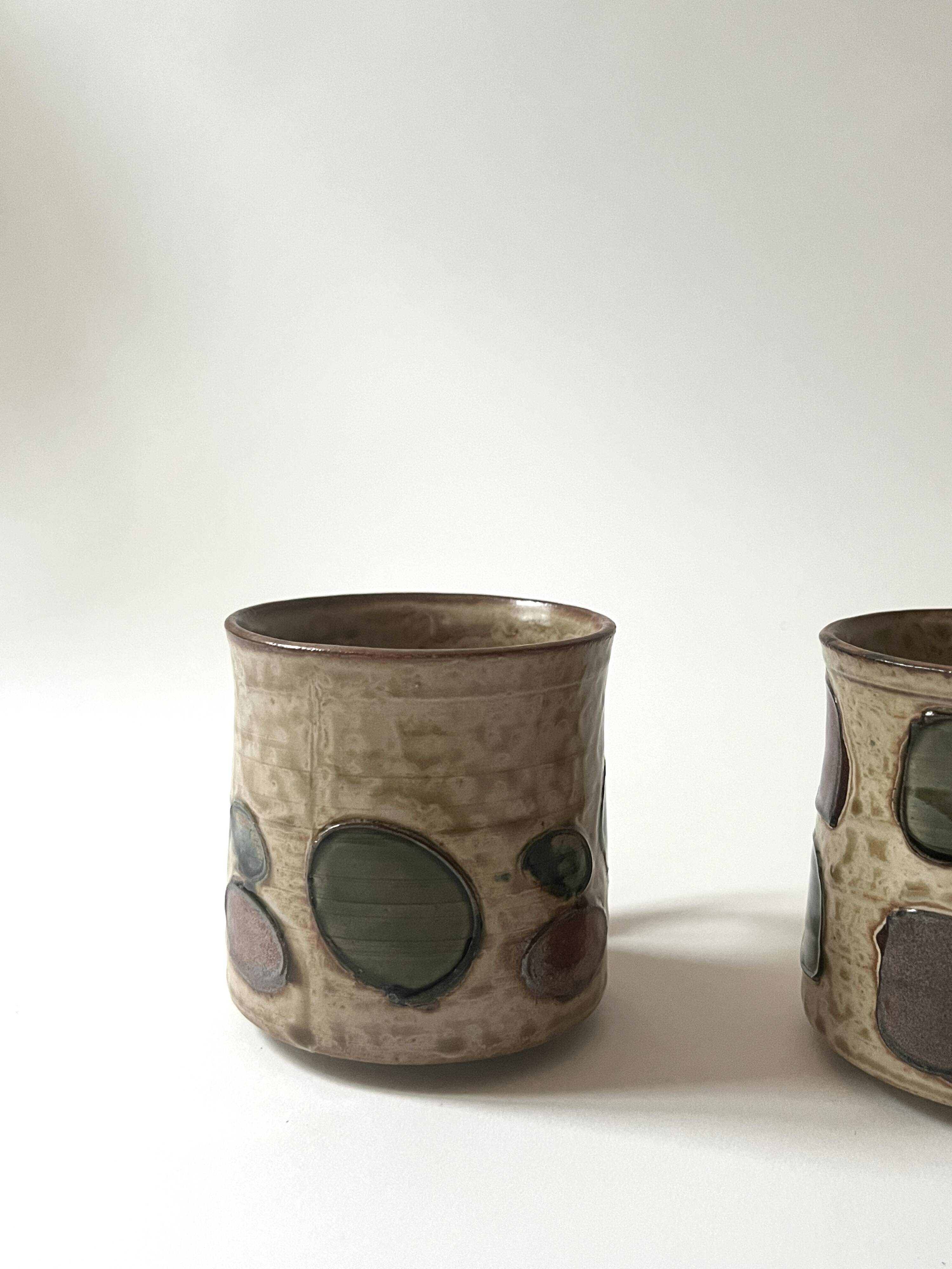 Set of 2 glazed ceramic coffee mugs from around 1970.