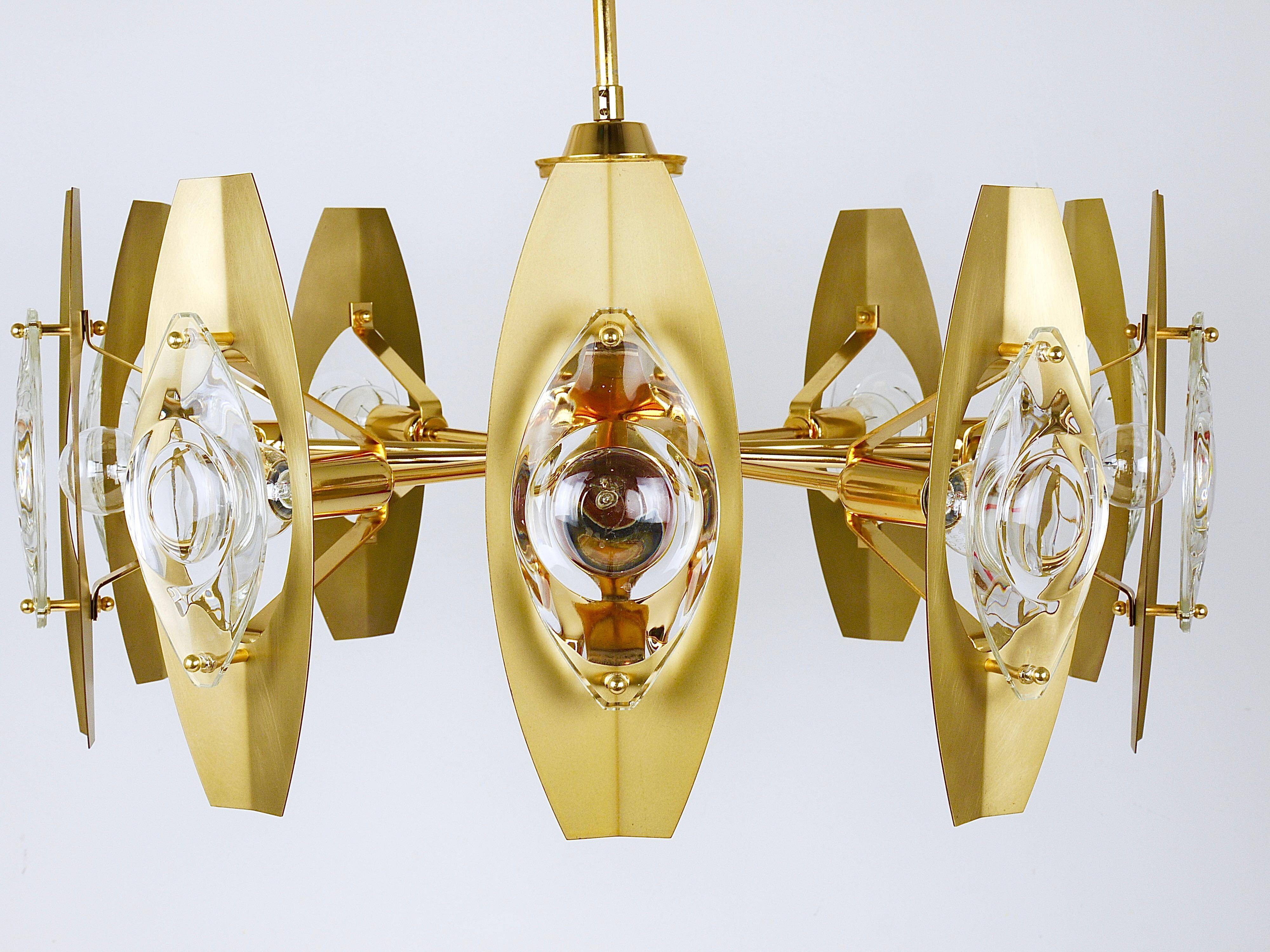 Oscar Torlasco brass chandelier of 25 inches with optical prism lenses, Italy, 1970s.