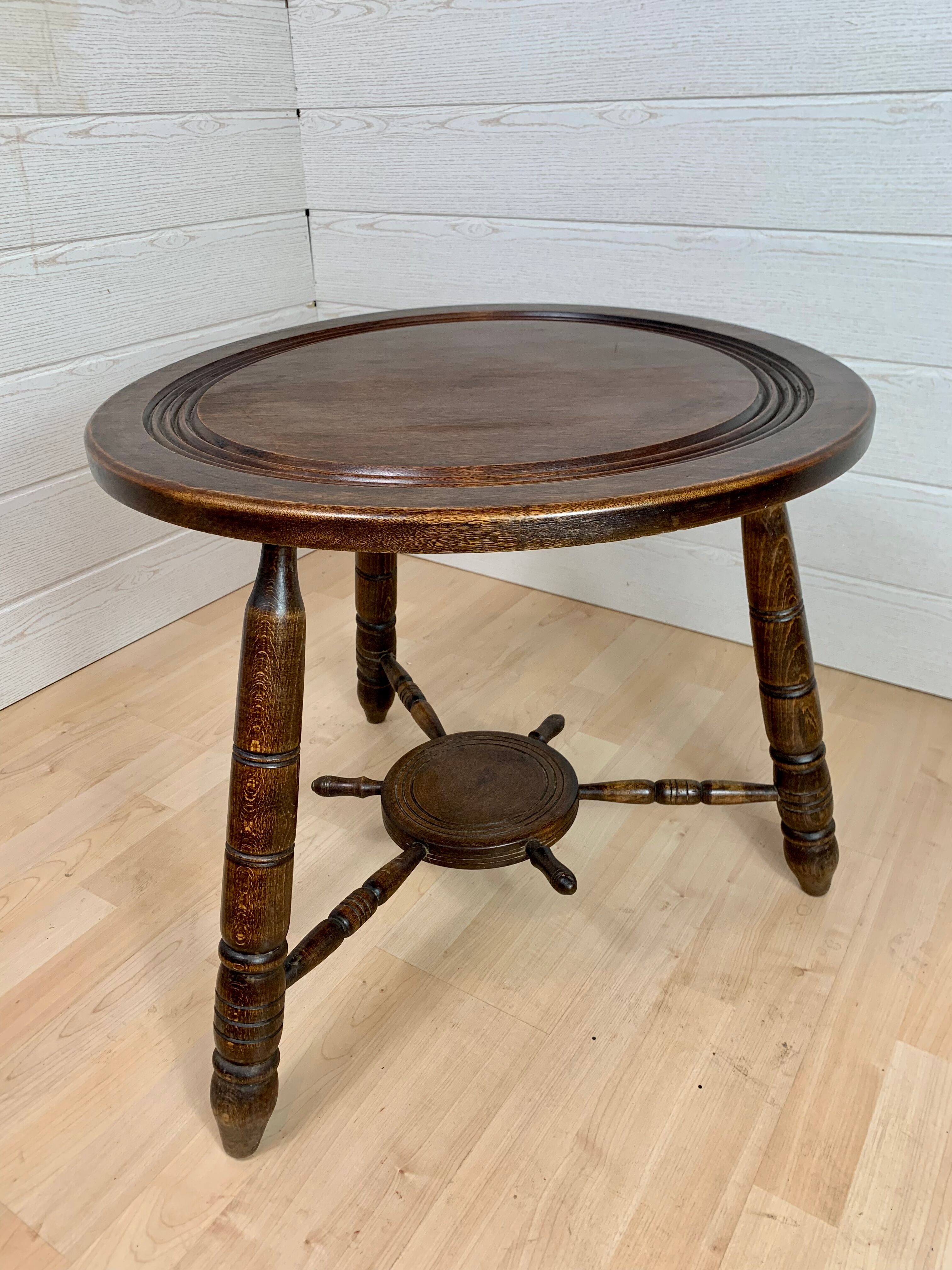 Table basse ronde, tripode, de style breton