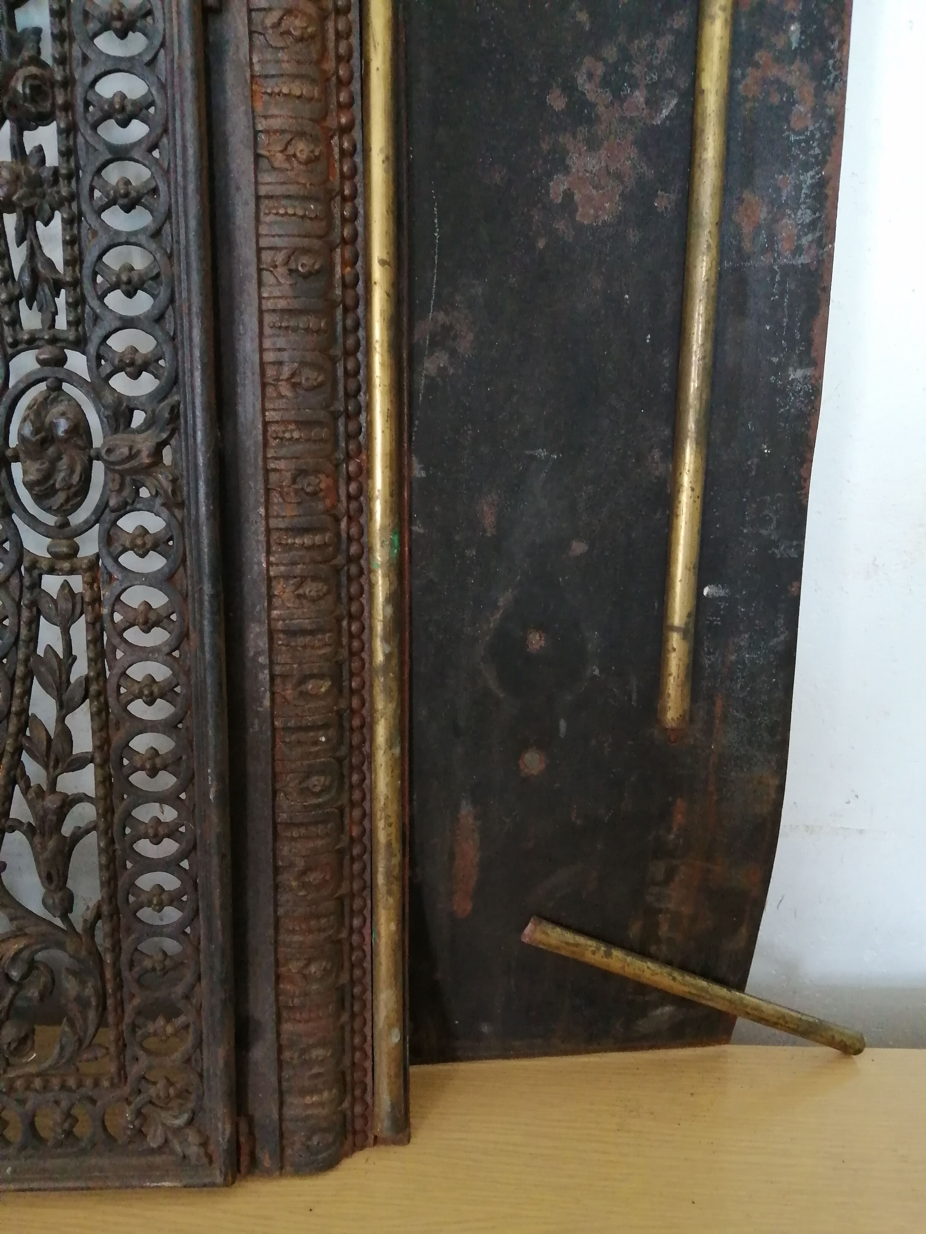 Fireproof adornment against chimney heart