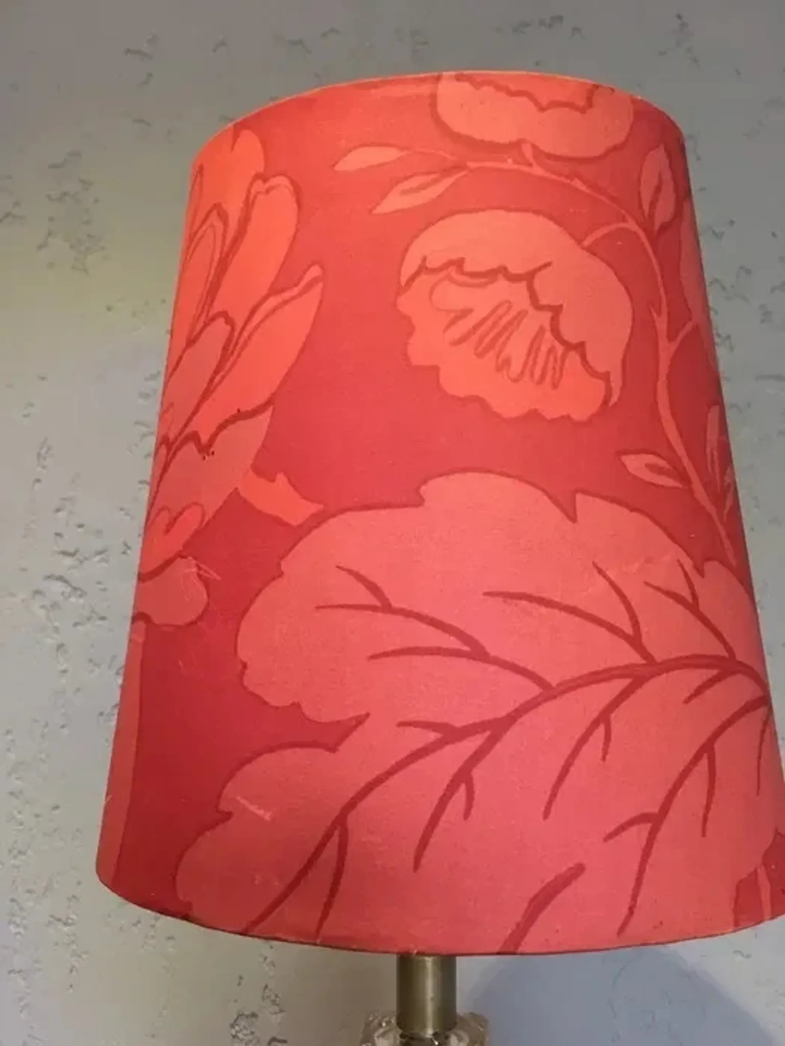 Vannes Le Châtel crystal table lamp with red fabric shade, 1970s