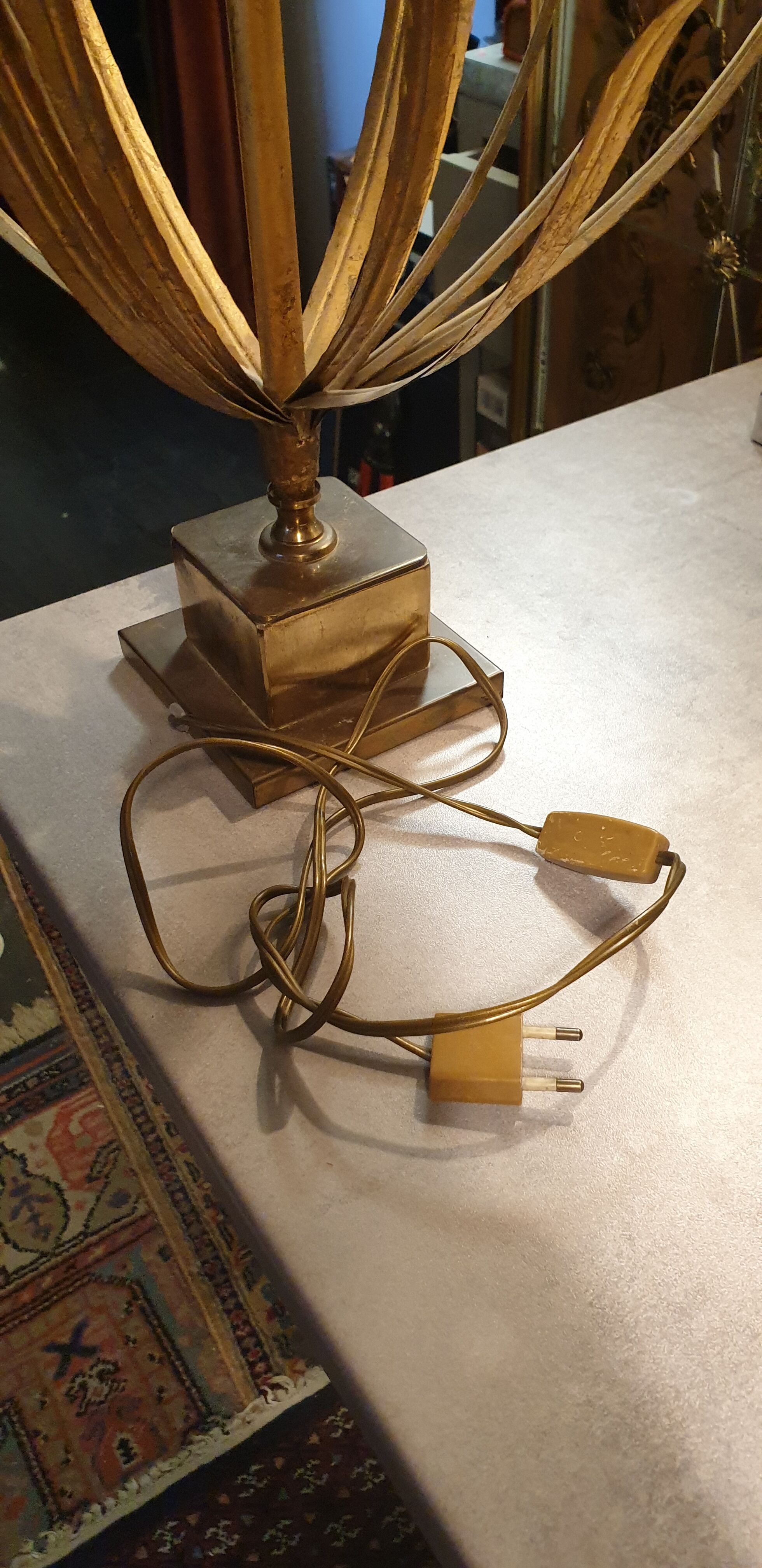 Vintage leafy décor lamp