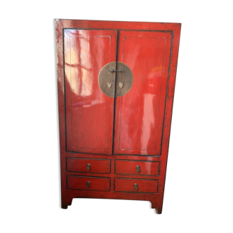 Armoire chinoise en bois laqué rouge