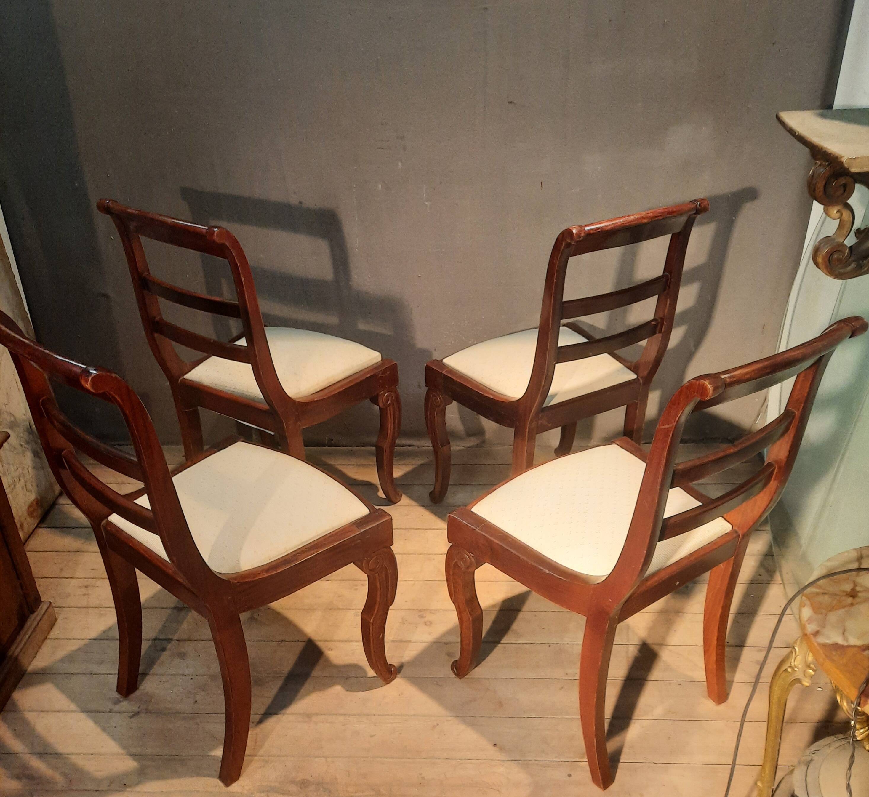 Série de 4 chaises à barettes en acajou