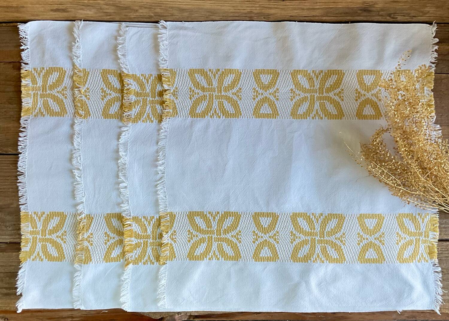 4 vintage napkins