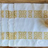 4 vintage napkins