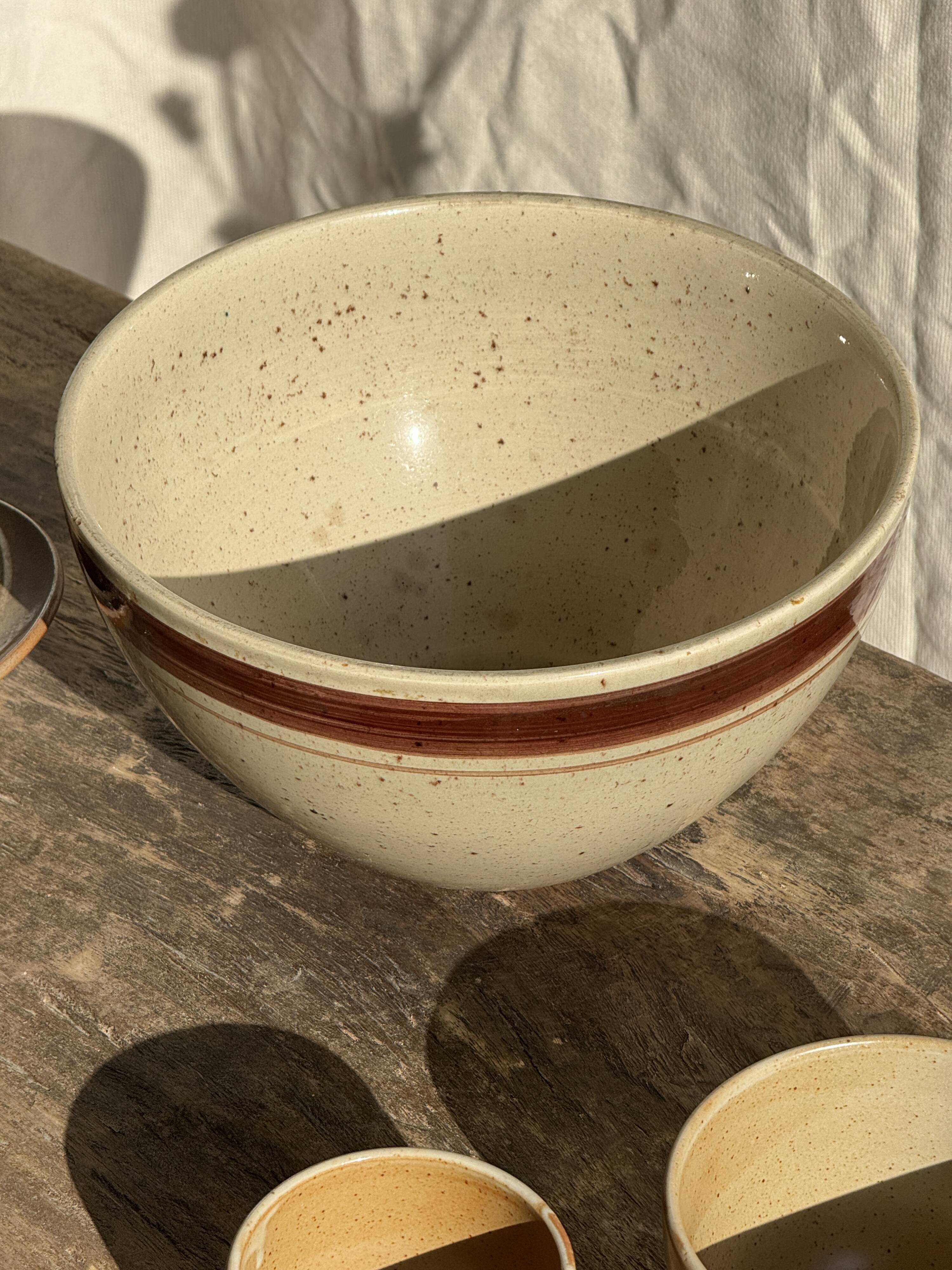 Large speckled beige salad bowl with ochre trim H14 D25