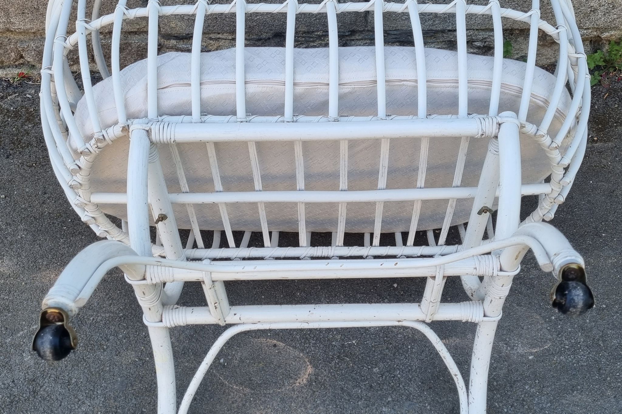 Lit berceau bambou rotin à roulettes, blanc, avec anse, vintage, années 60