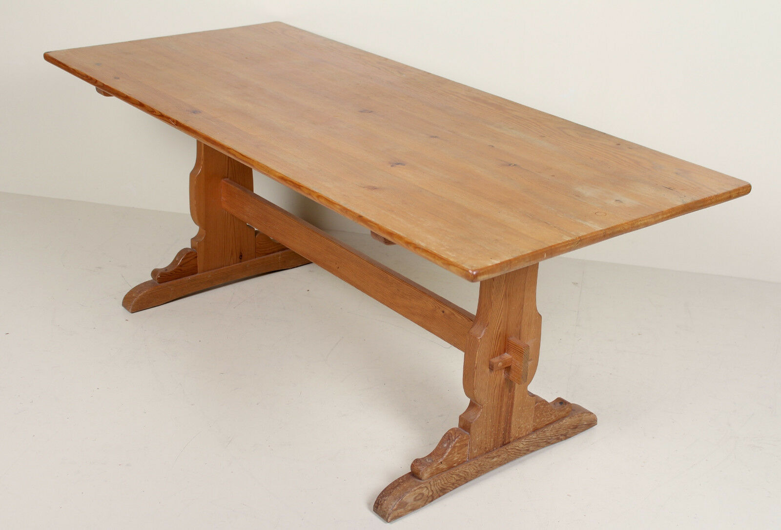 Dining table and 5 chairs of vintage Ercol pine refectory