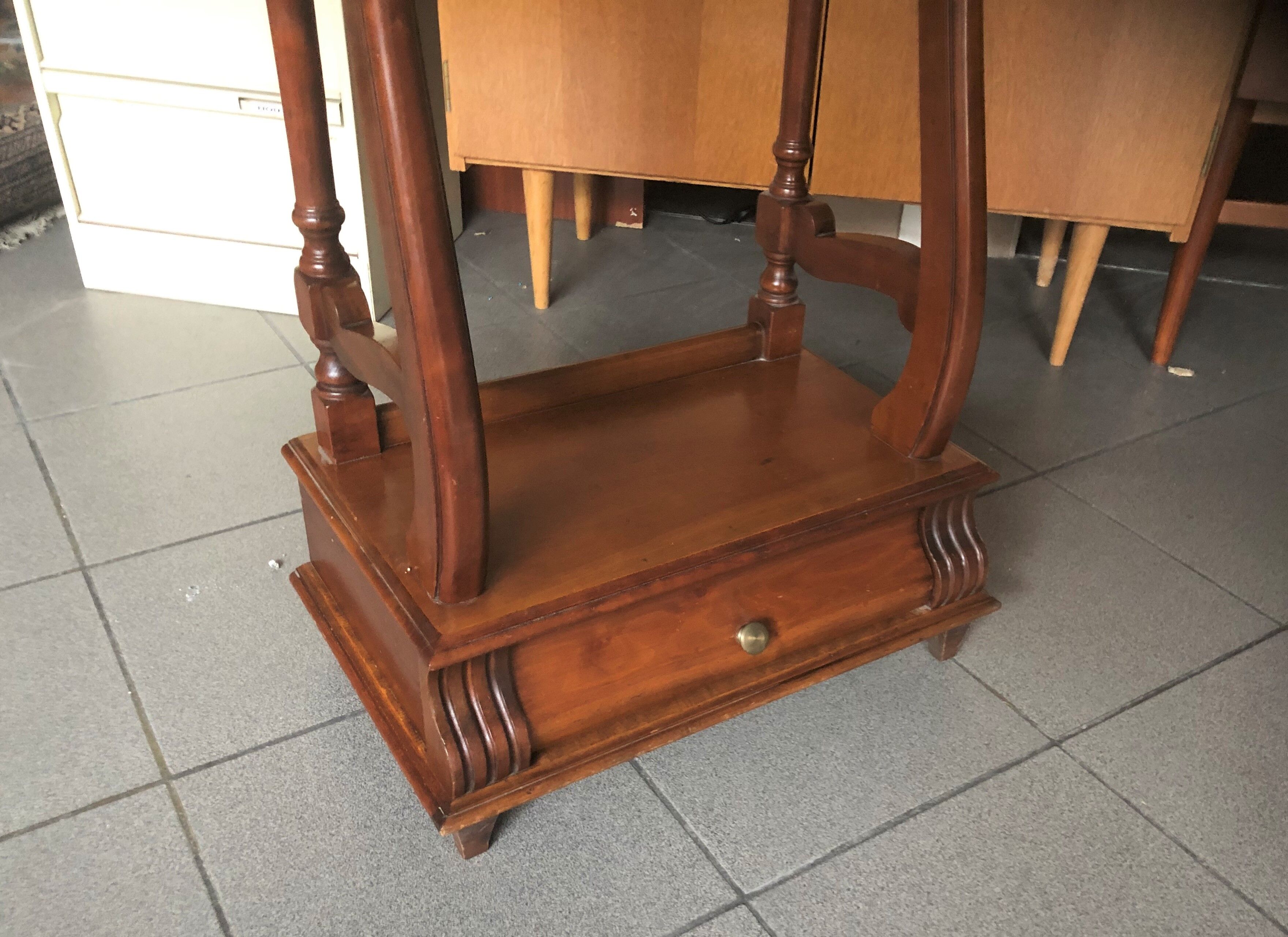 Servant Oak Room Valet