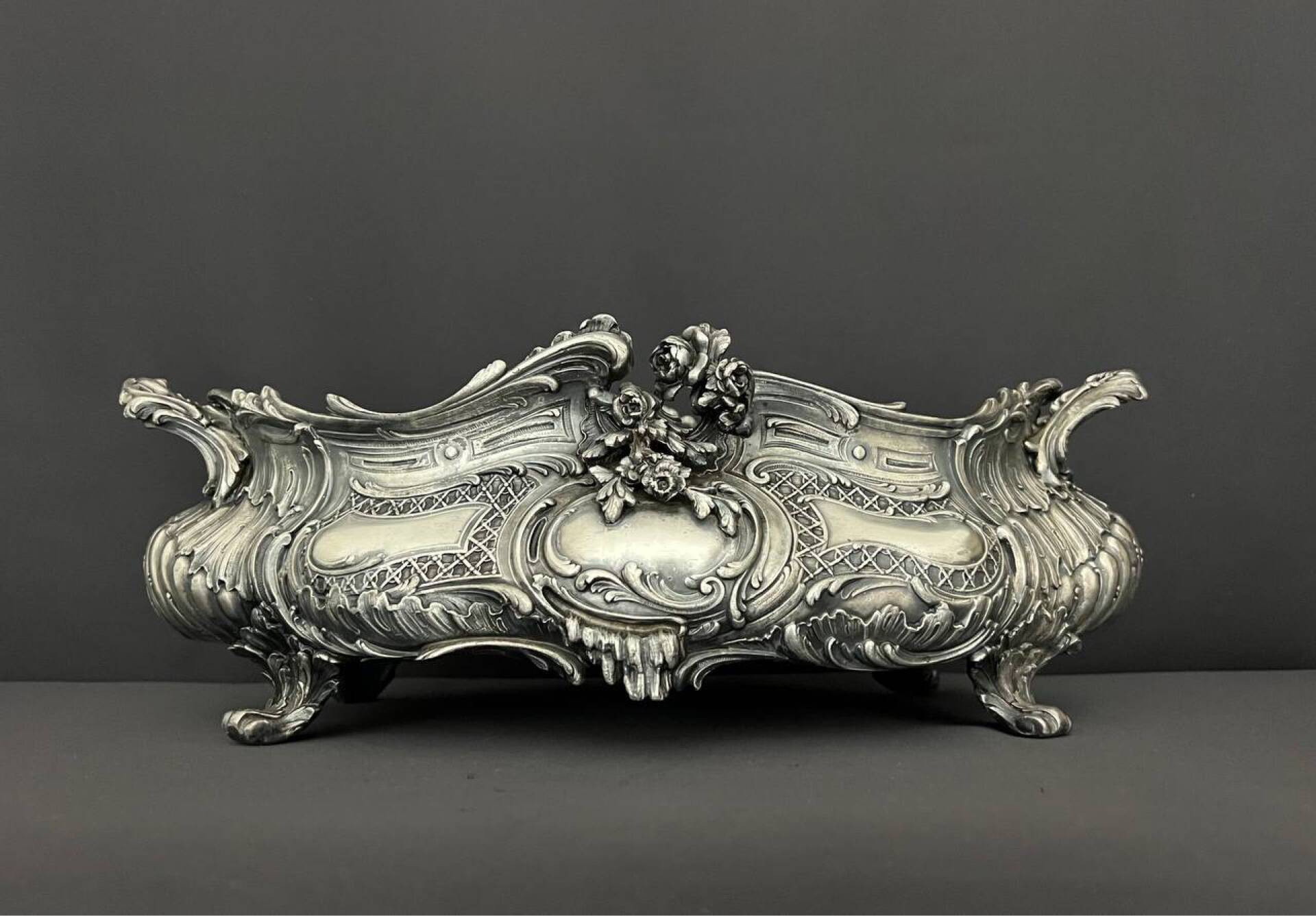 Large table planter in silvered bronze, Louis XV style.