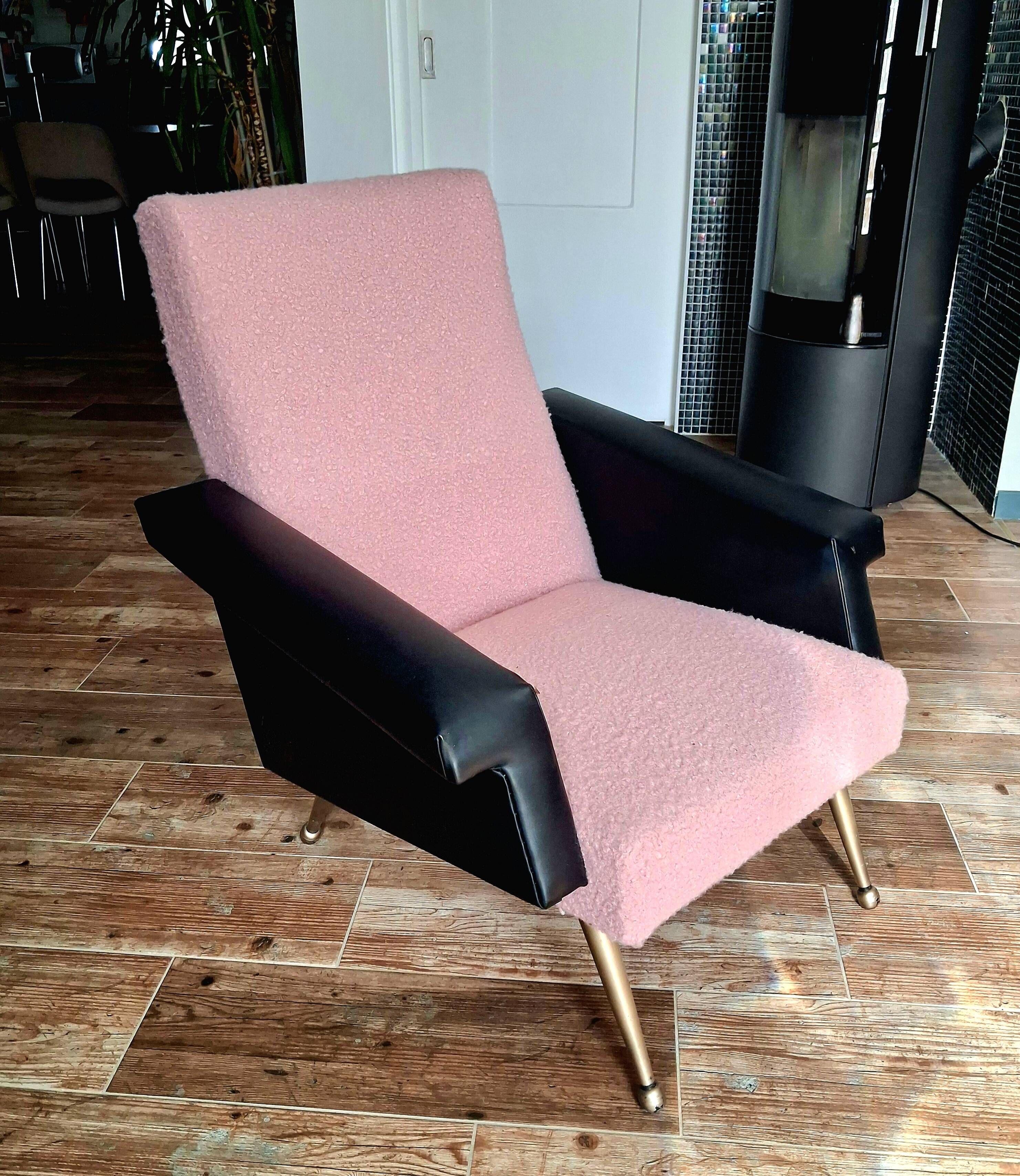Fauteuil vintage en bouclette vieux rose et cuir noir