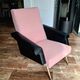 Fauteuil vintage en bouclette vieux rose et cuir noir