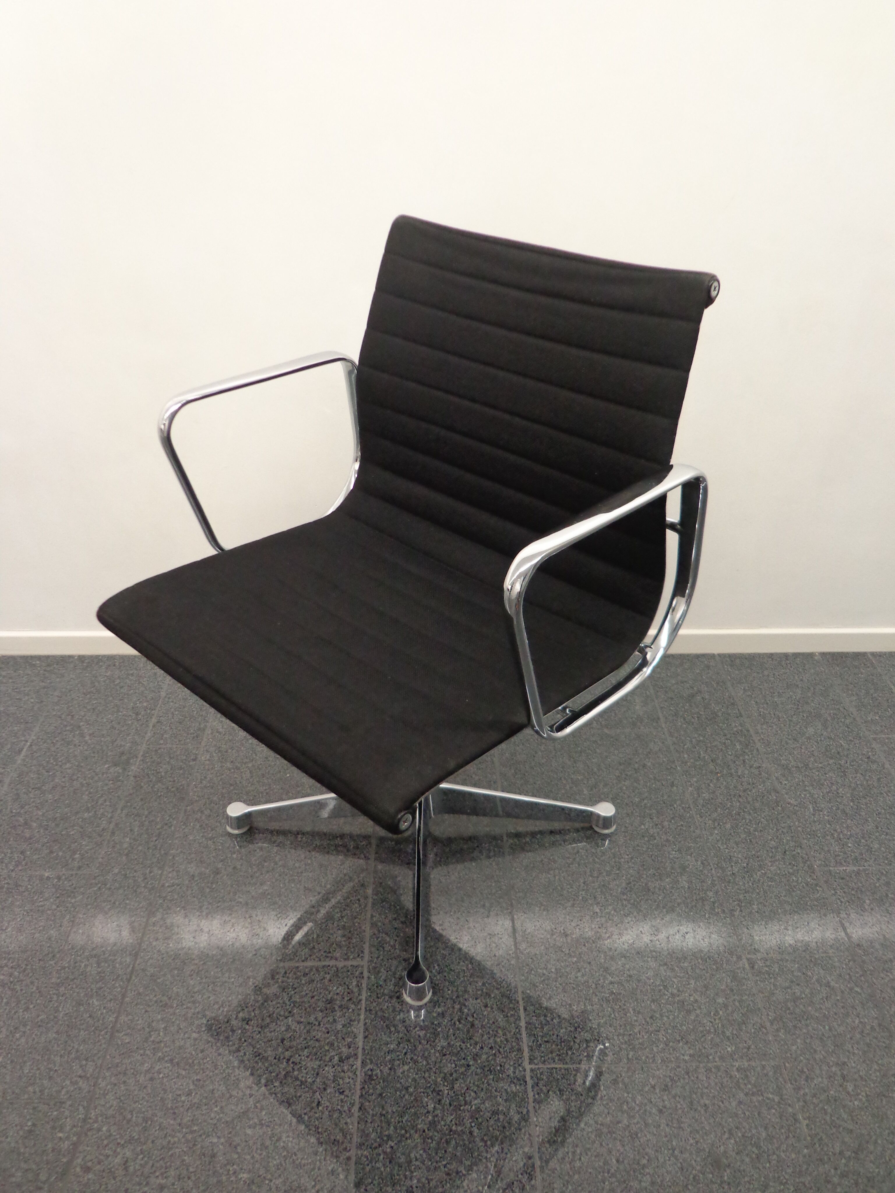Aluminum EA108 desk chair by Charles & Ray Eames edition Herman Miller, 1960
