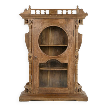 Vitrine murale en bois sculpté