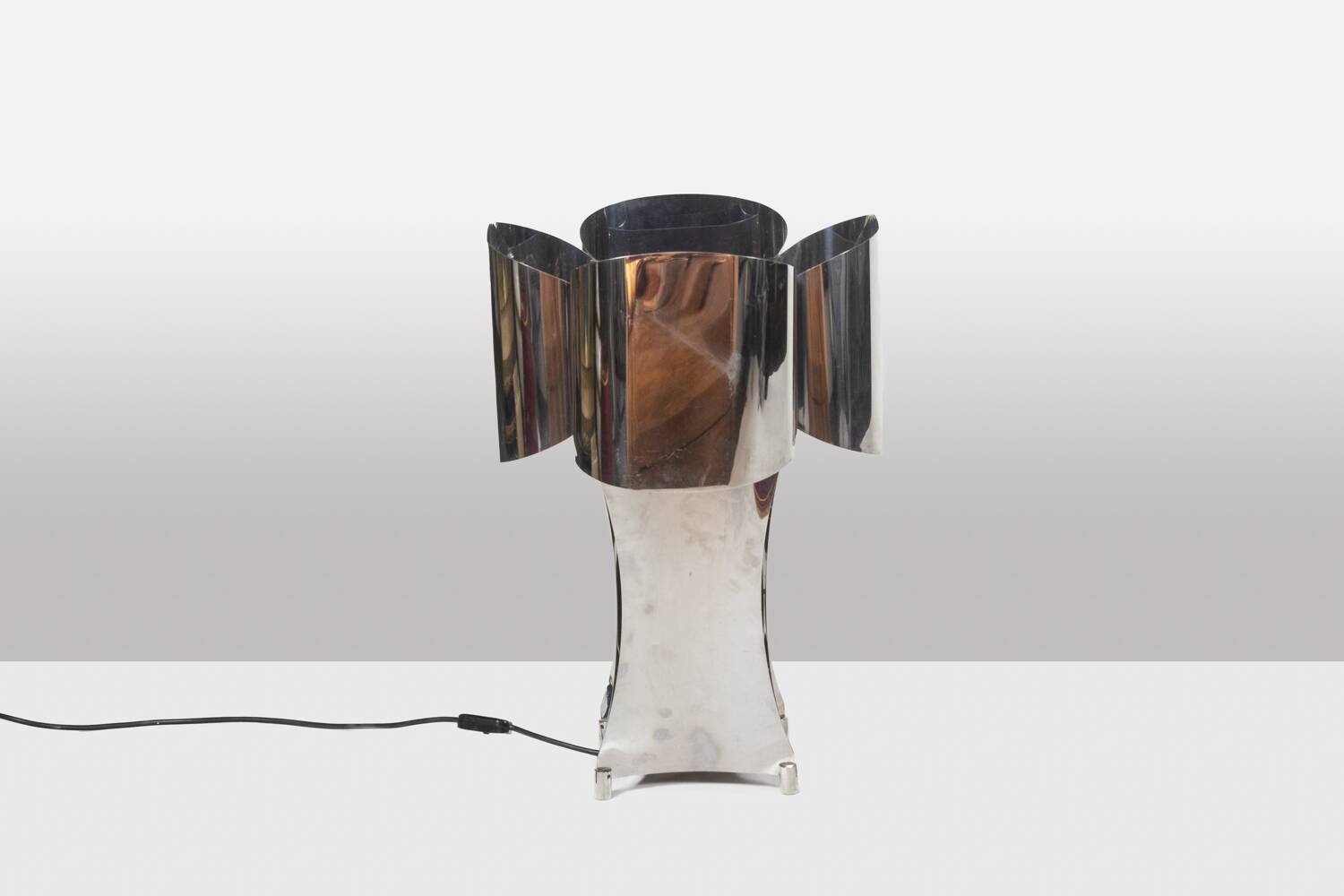 “Quadrilobe” lamp in polished metal. 1970s.