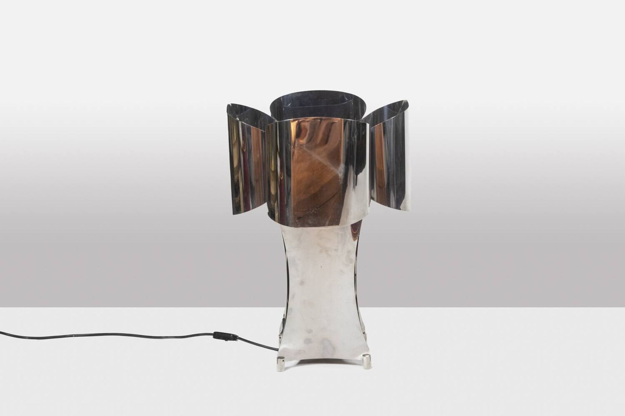Lampe « quadrilobe » en métal poli. Années 1970.