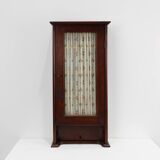 Armoire haute Art Déco française avec porte vitrée et compartiment caché, vers 1910