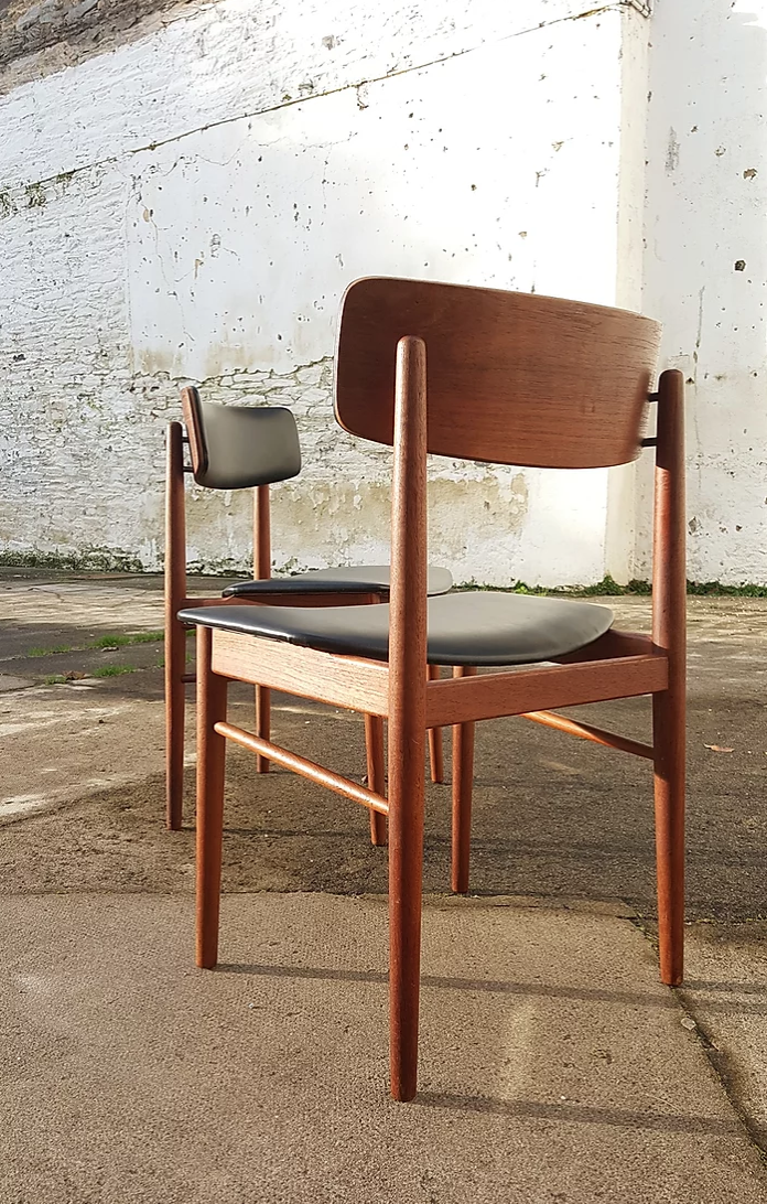 Paire de chaises scandinaves en bois et skaï des années 60