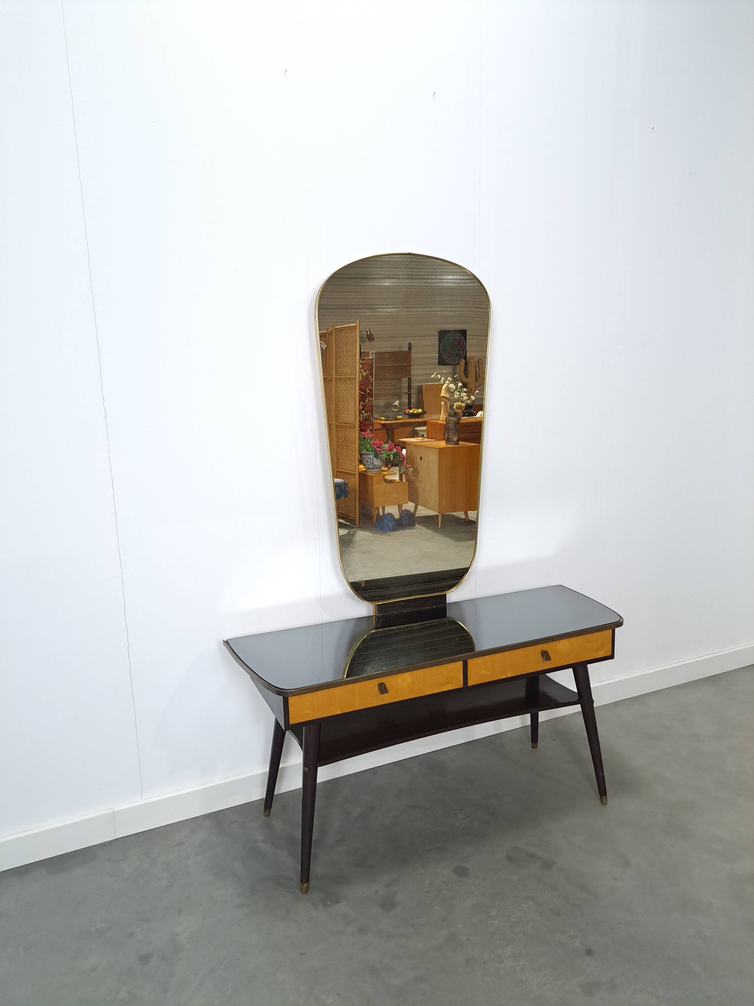 Sidetable met lades en grote spiegel met gouden rand, kaptafel