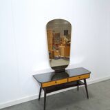 Sidetable met lades en grote spiegel met gouden rand, kaptafel