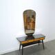 Sidetable met lades en grote spiegel met gouden rand, kaptafel