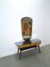 Sidetable met lades en grote spiegel met gouden rand, kaptafel