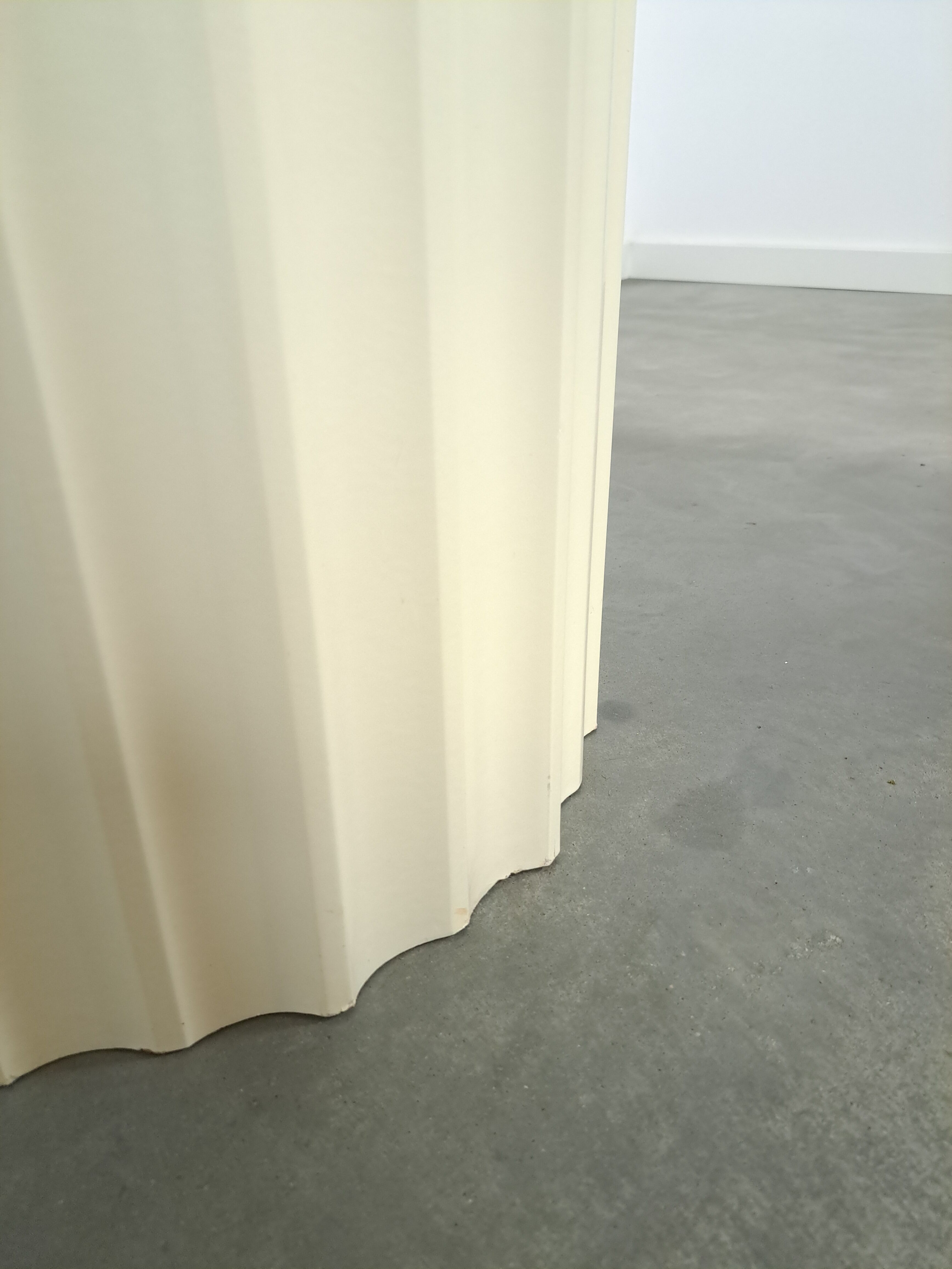 Ronde creme eettafel met geribbelde poot