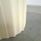 Ronde creme eettafel met geribbelde poot