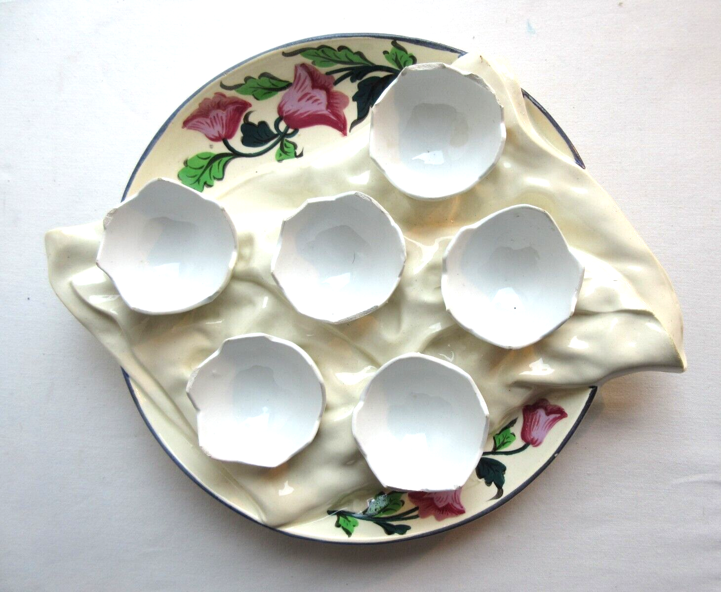 Egg dish or egg dish in slip trompe l'oeil signed GD Paris Deposited