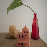 Fiole en verre de couleur rouge avec bouchon en liège