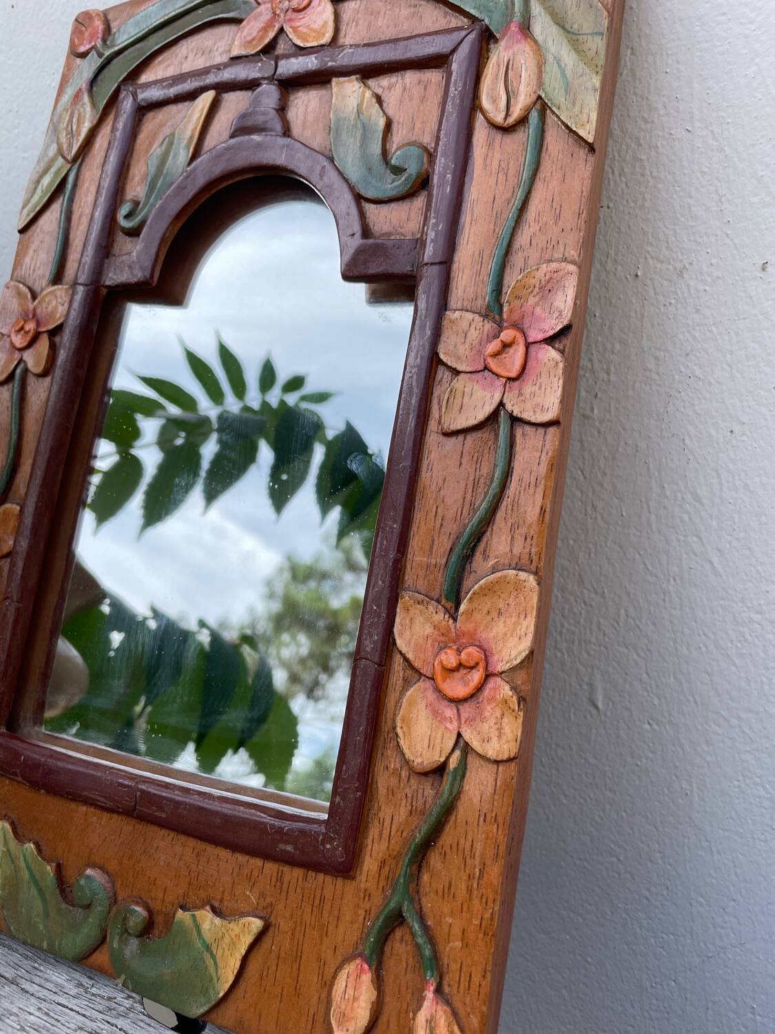 Miroir en bois, sculpté à décor de fleurs