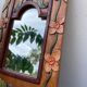 Miroir en bois, sculpté à décor de fleurs