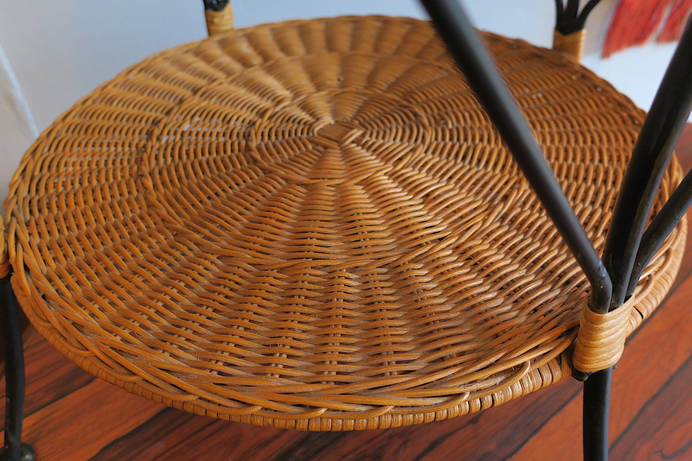 Table basse ou à vin en bambou et fer à deux niveaux des années 1960.