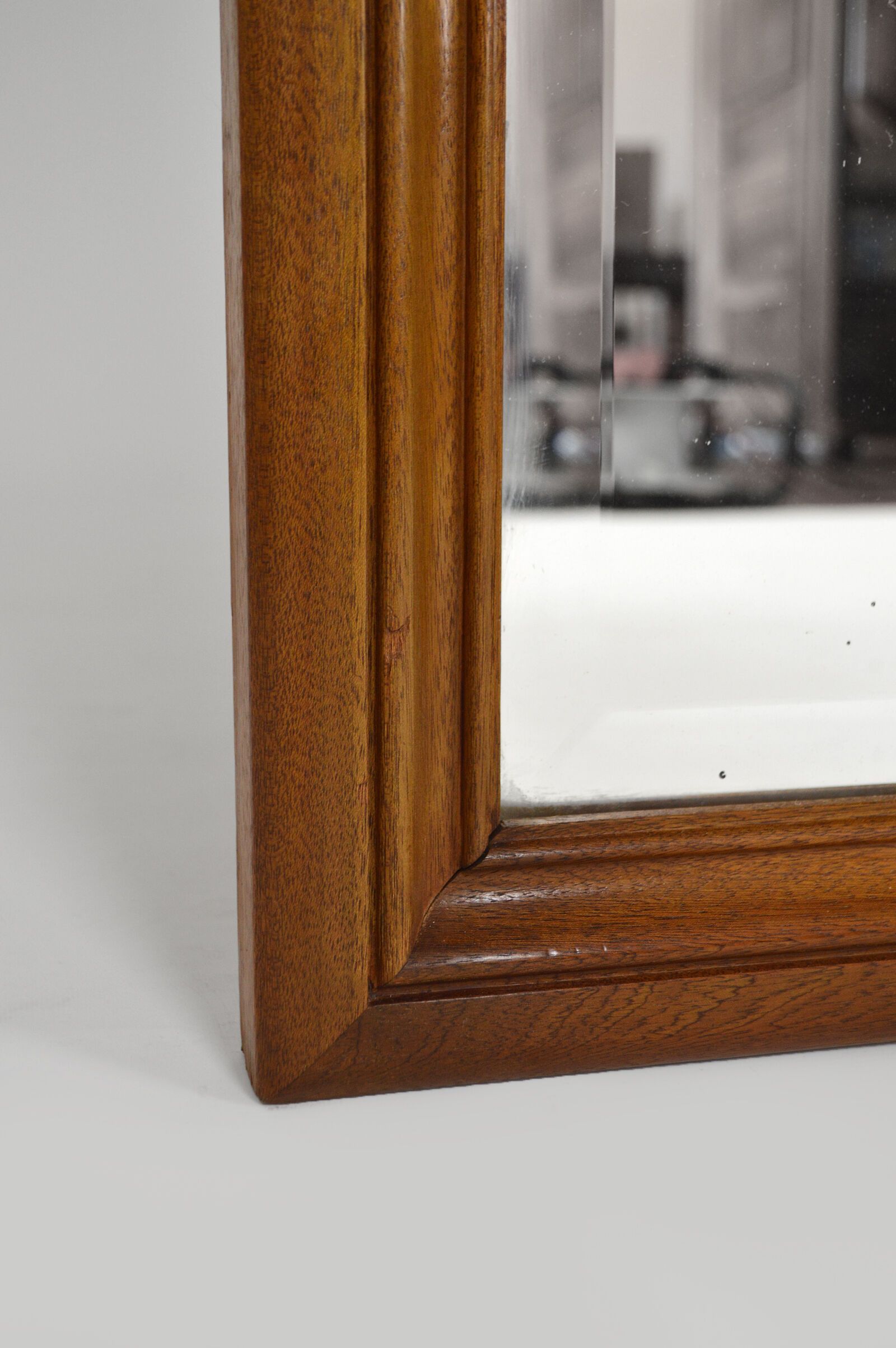 Miroir trumeau Art Nouveau sculpté de vigne, en noyer et loupe