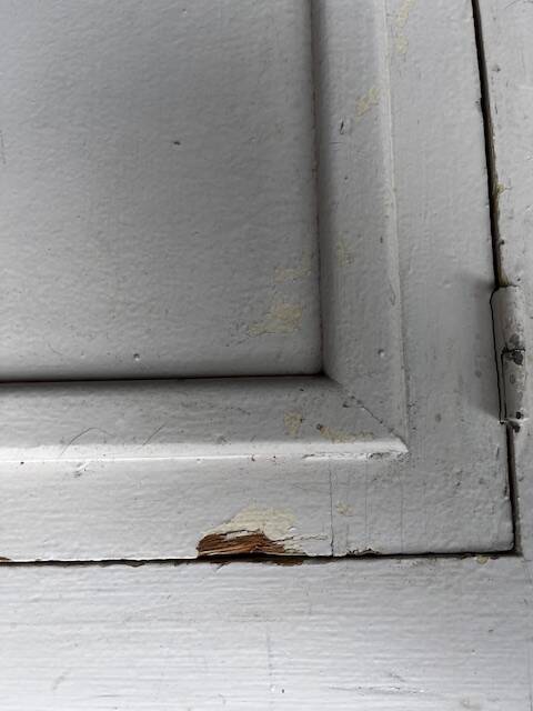 White 2-door bonnet cabinet