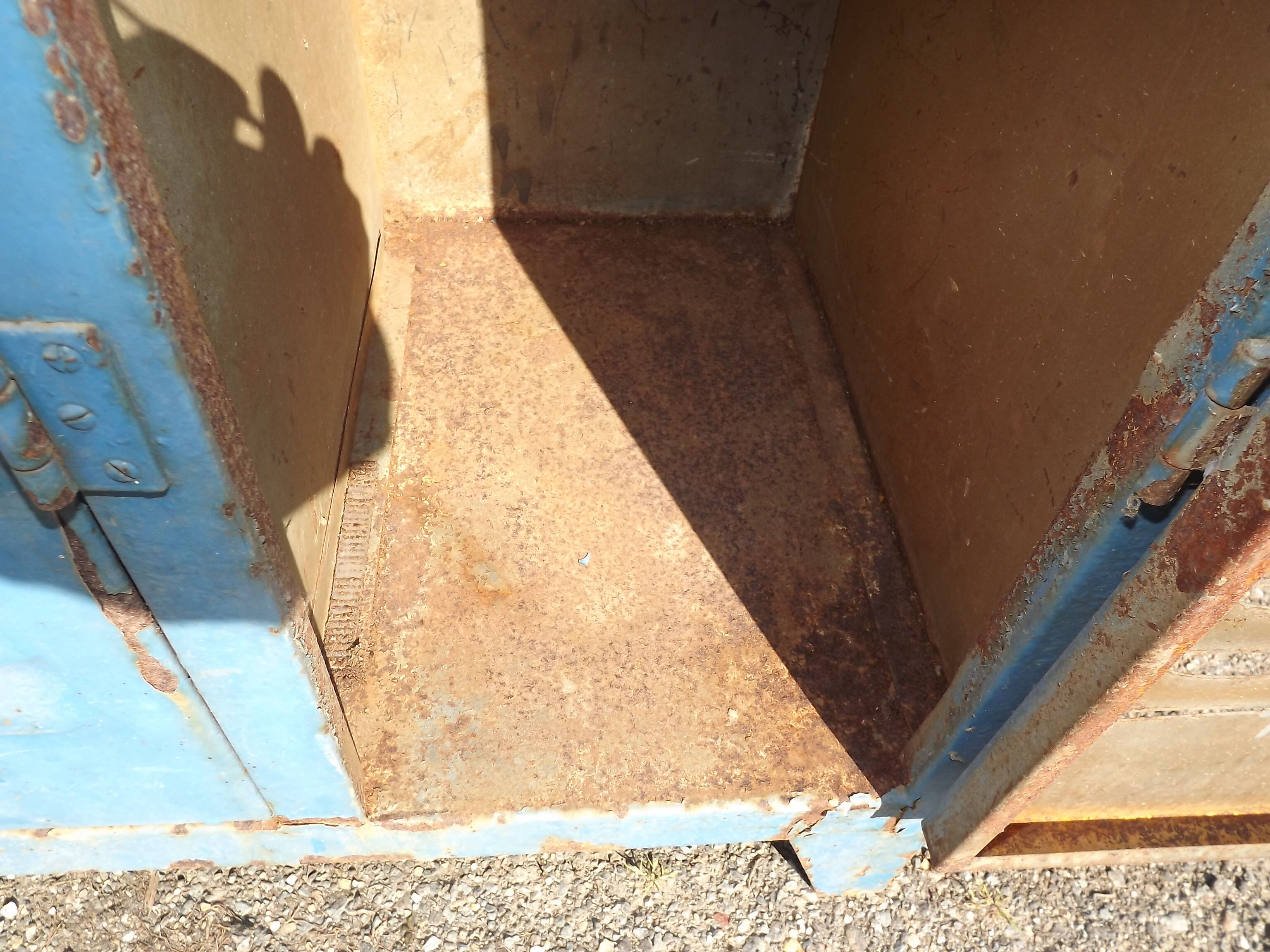 Industrial iron dressing cabinet