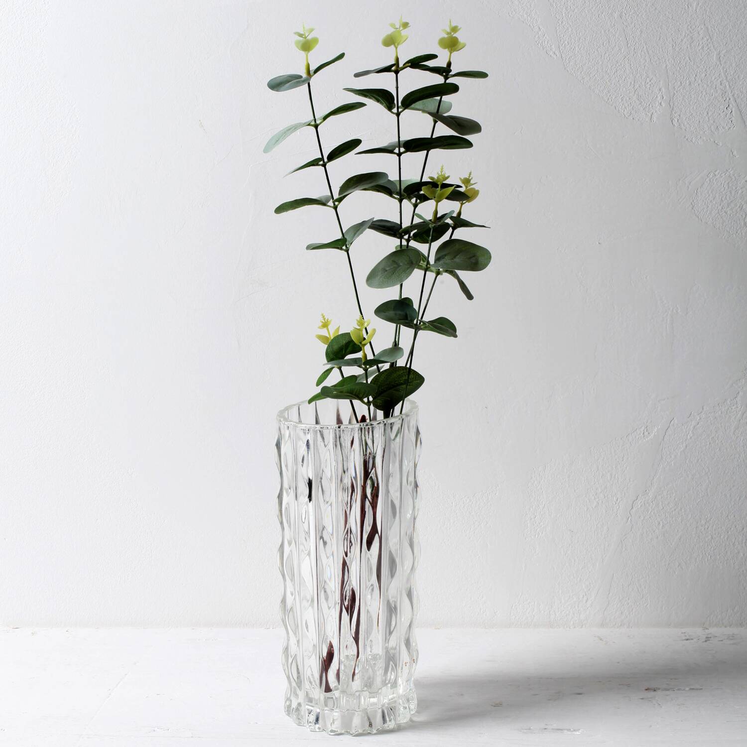 Vase à fleurs vintage en verre massif, lourd et transparent, pressé à la main / Italie / Années 1970