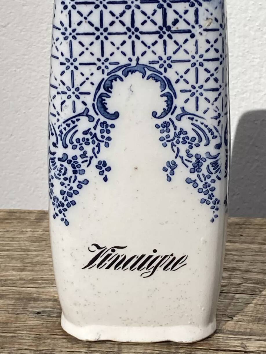 Vinaigrier XIXème bouteille à décor bleu et blanc